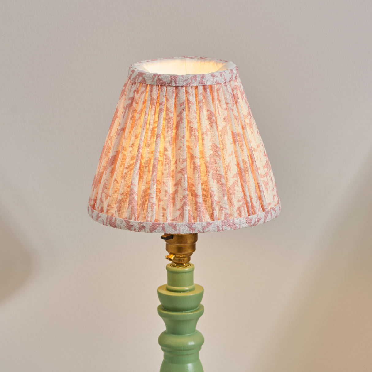Wooden Green Bibury & Leaf 16cm Peachy keen shade - Comet Lighting