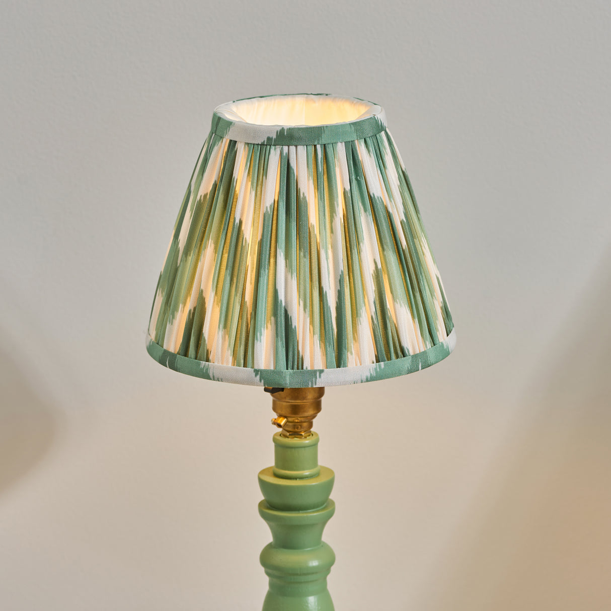 Wooden Green Bibury & Zigzag 16cm Cotswold green shade - Comet Lighting