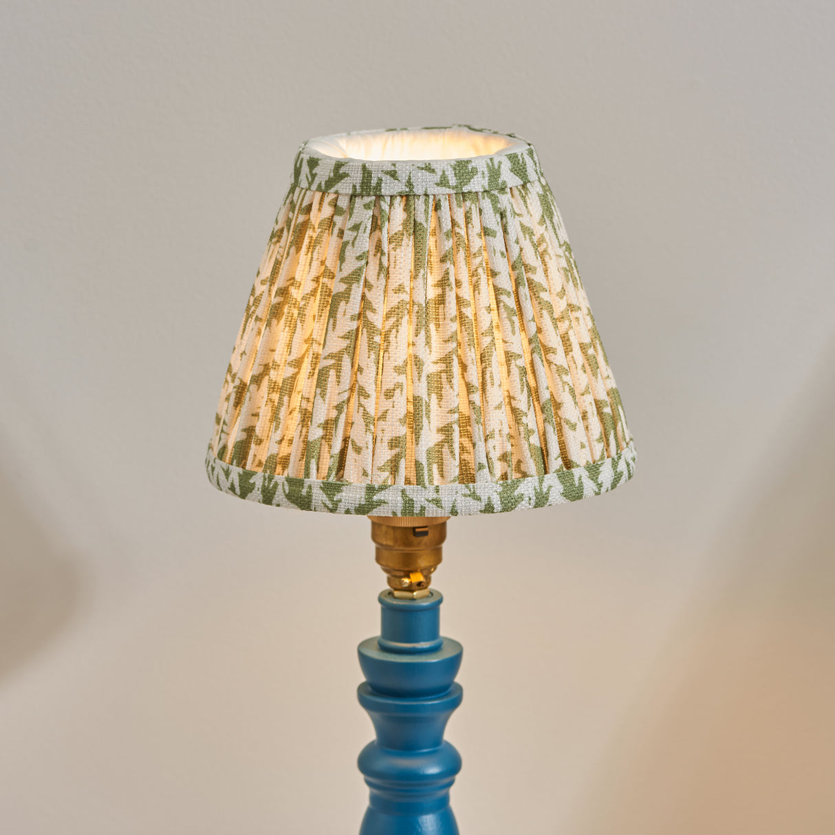 Wooden Blue Bibury & Leaf 16cm Herb garden green shade - Comet Lighting