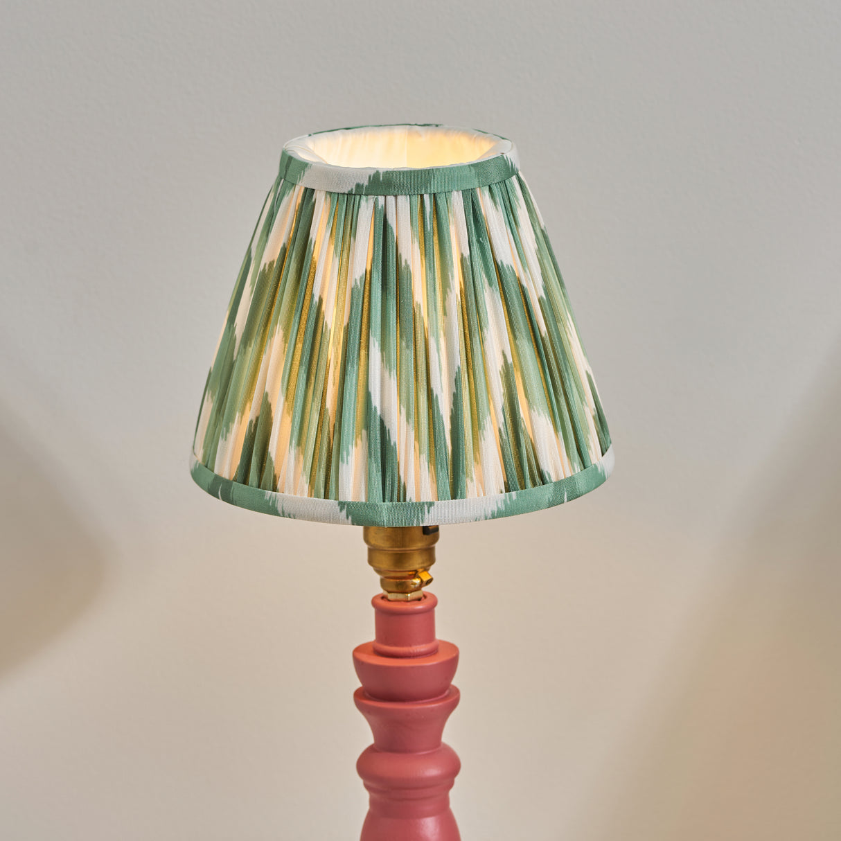Wooden Pink Bibury & Zigzag 16cm Cotswold green shade - Comet Lighting