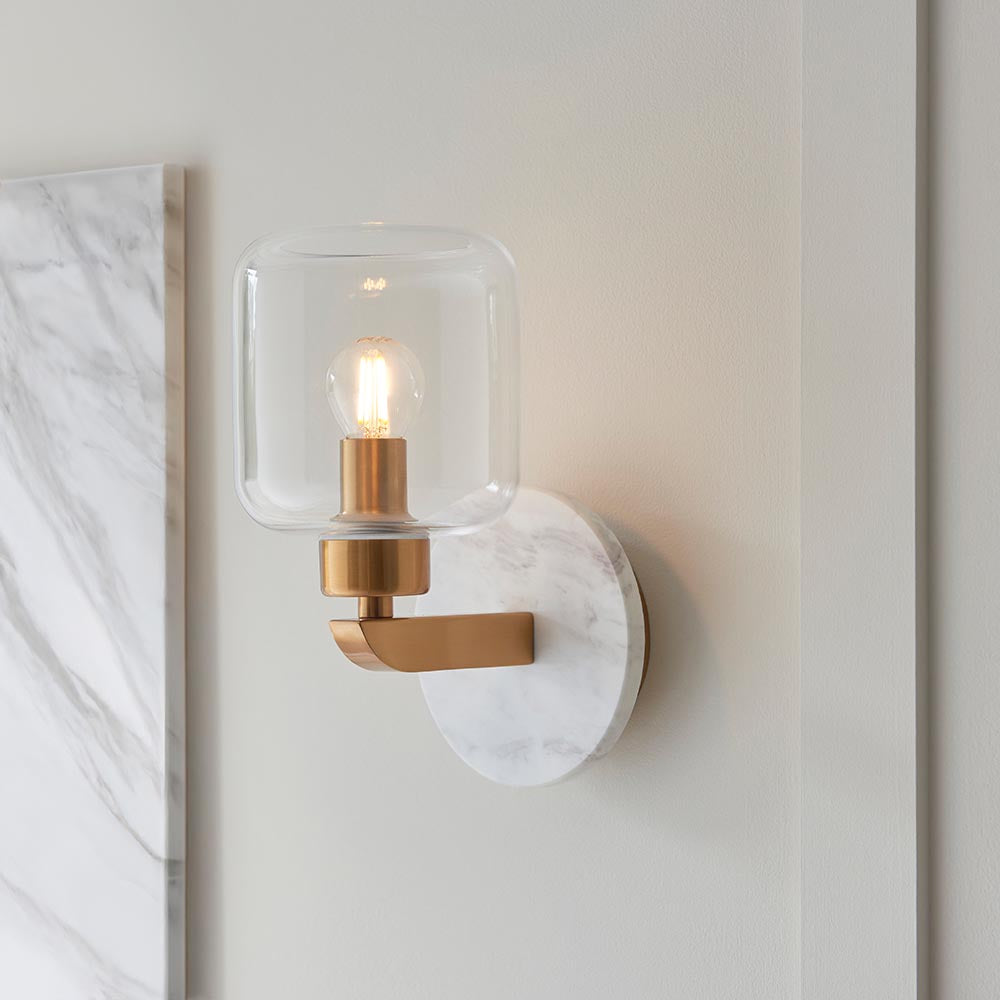 Travi Wall White volakas marble, vintage brass & clear glass