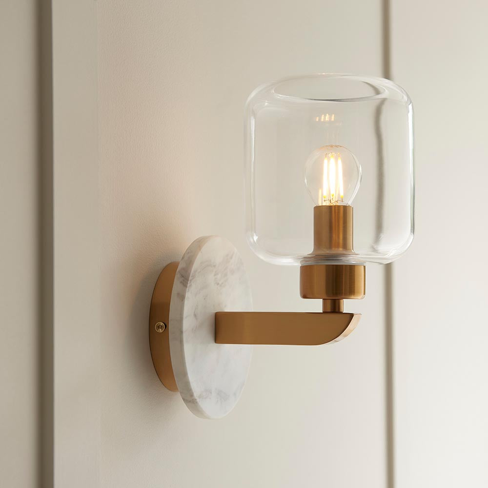 Travi Wall White volakas marble, vintage brass & clear glass