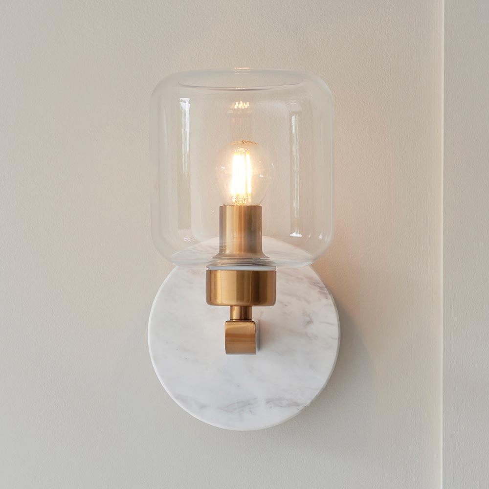 Travi Wall White volakas marble, vintage brass & clear glass