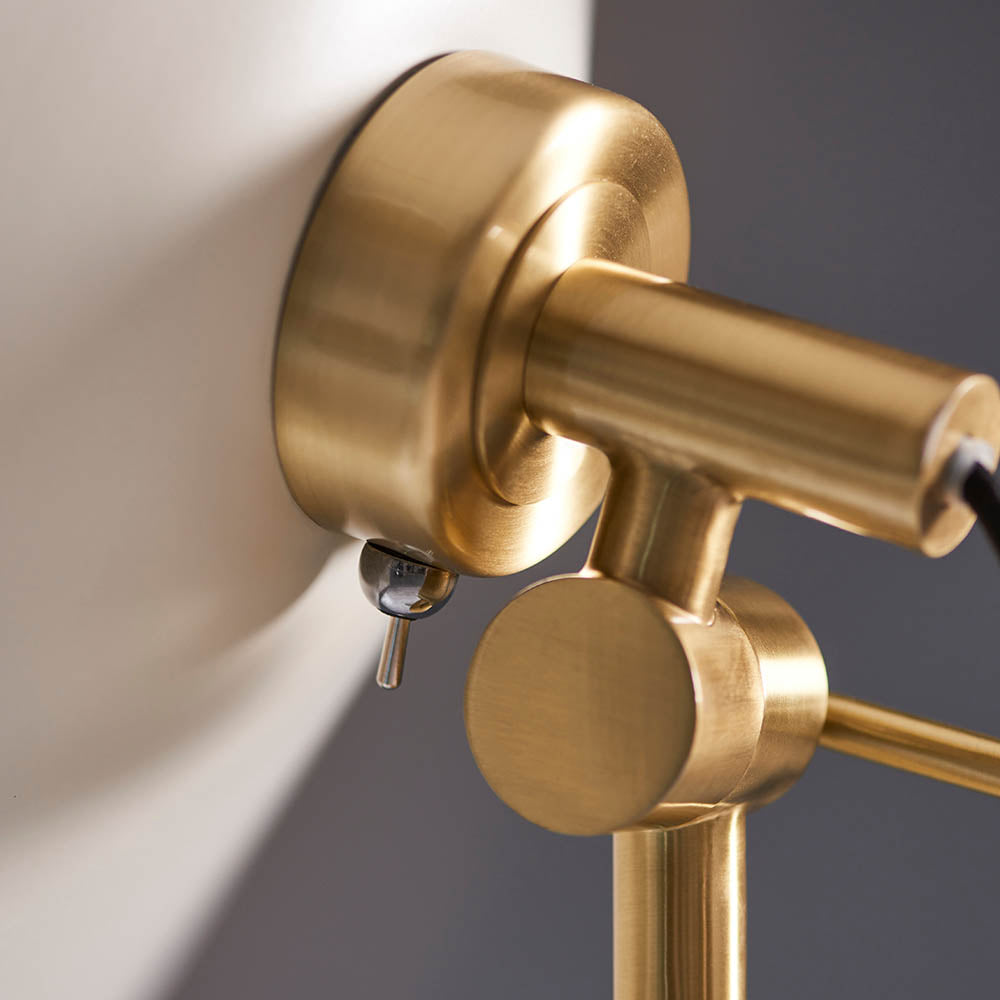 Glo Floor Warm white & brushed brass plate