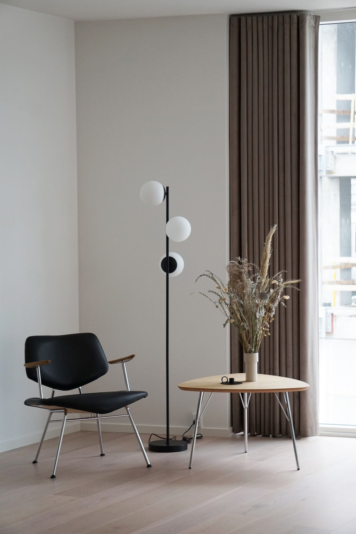 Lilly | Floor lamp | Black - Comet Lighting