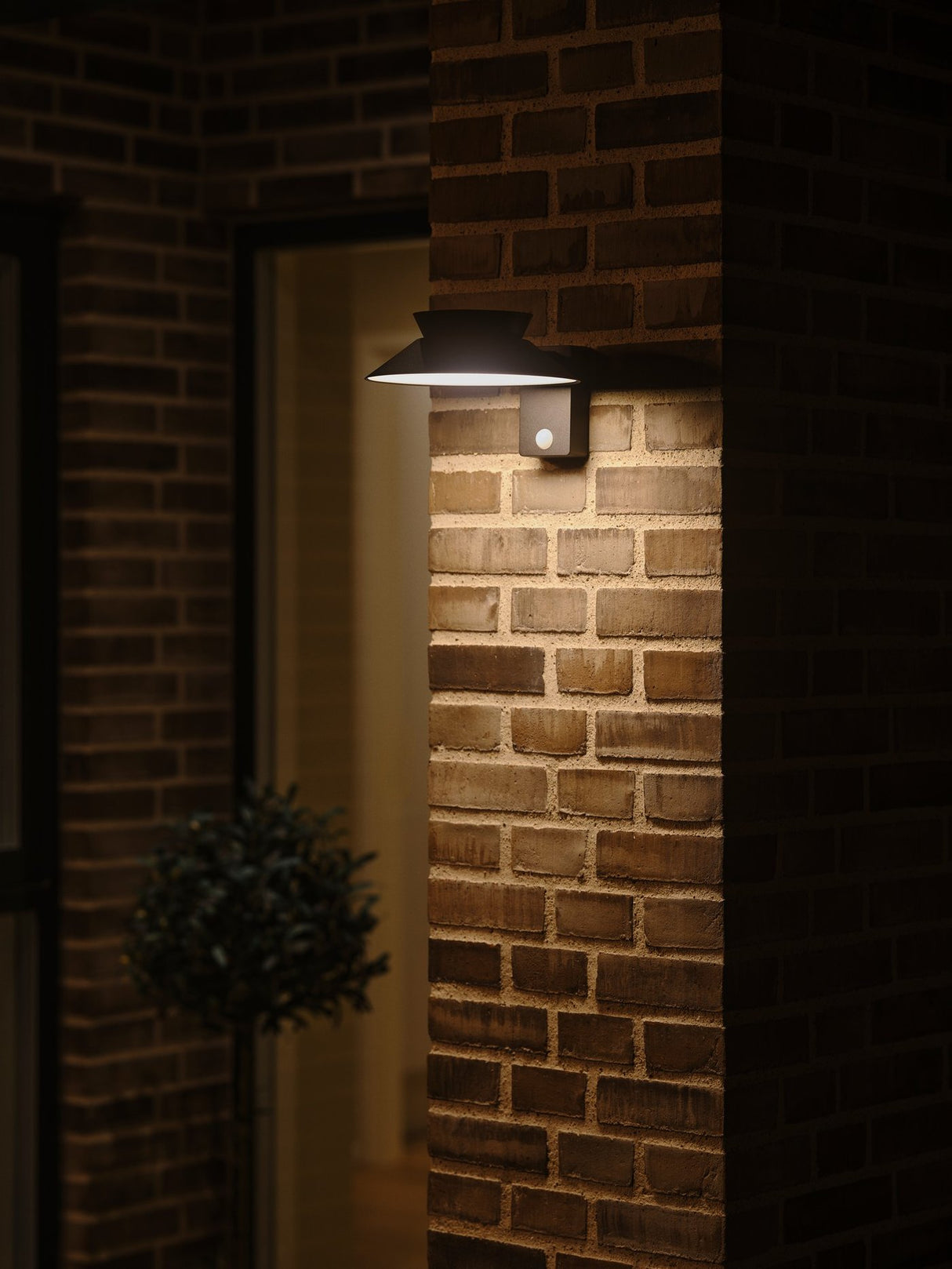 Justina Solar | Wall light | Black