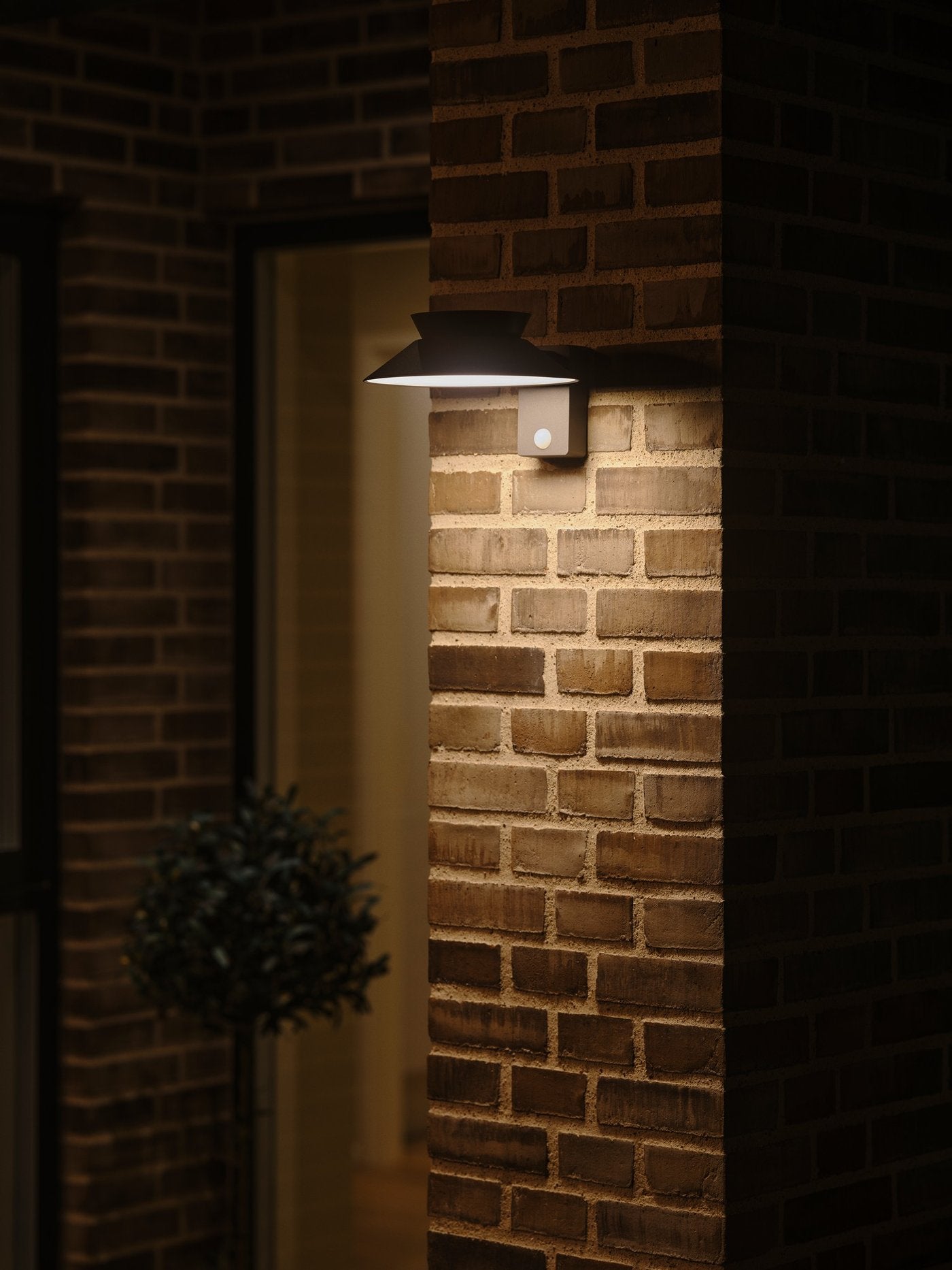 Justina Solar | Wall light | Anthracite