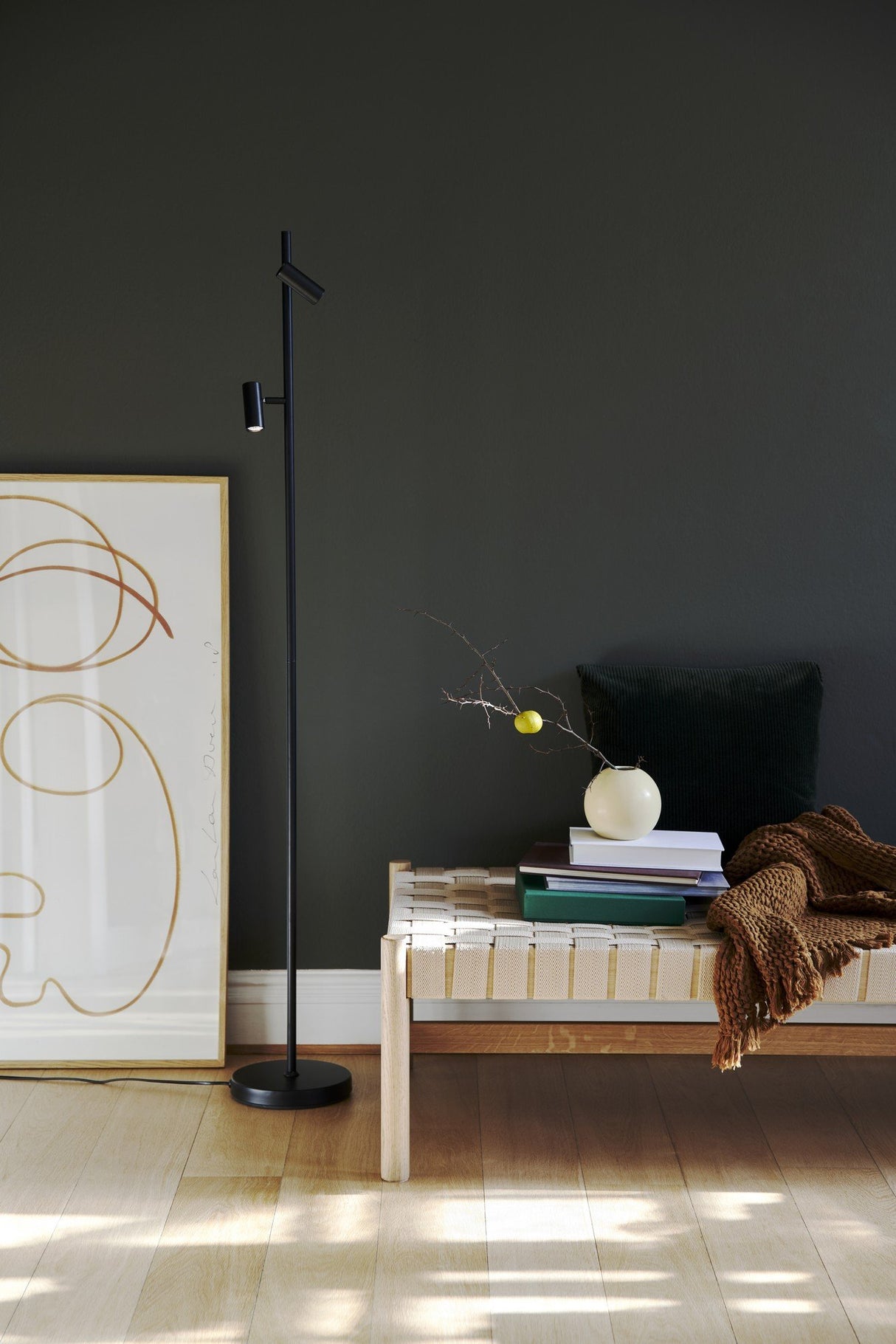 Omari | Floor lamp | Black - Comet Lighting