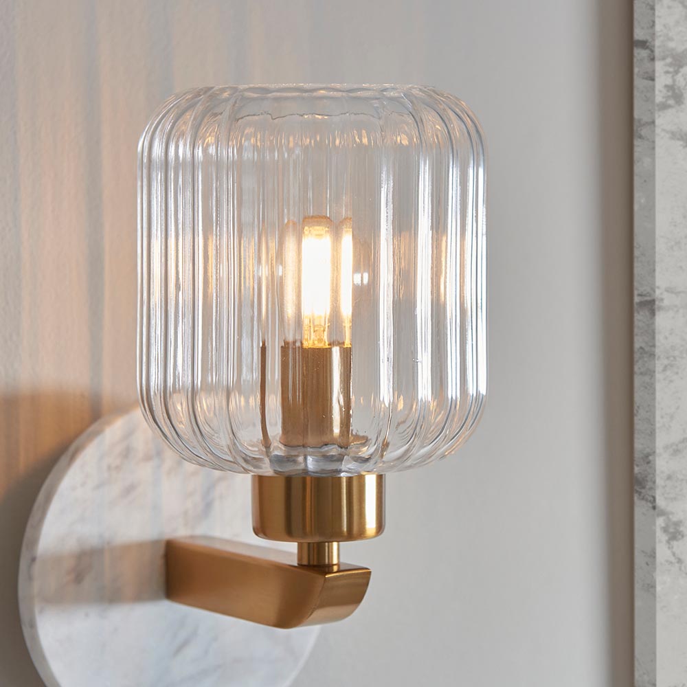 Travi Ribbed Wall White volakas marble, vintage brass & clear ribbed glass