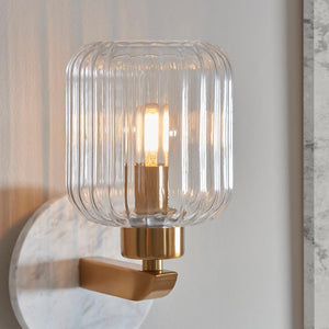 Travi Ribbed Wall White volakas marble, vintage brass & clear ribbed glass
